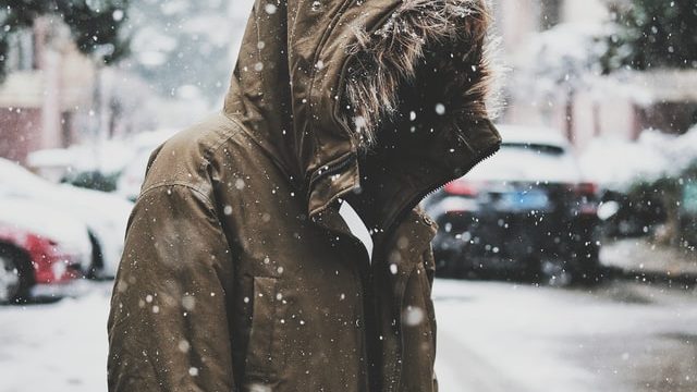 雪の中フード被った男性