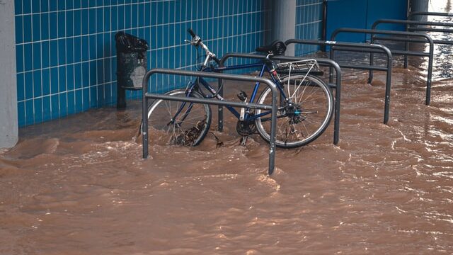 浸水して水に浸かっている自転車