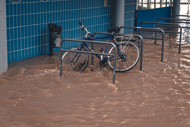 浸水して水に浸かっている自転車